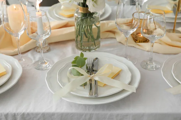 Festliche Tischdekoration Mit Schönem Blumendekor — Stockfoto