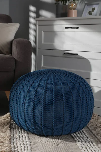 Pouf Tricoté Élégant Commode Dans Chambre Design Intérieur — Photo