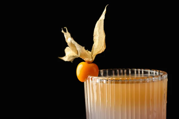 Lekkere Cocktail Versierd Met Fysalis Fruit Zwarte Achtergrond Close — Stockfoto