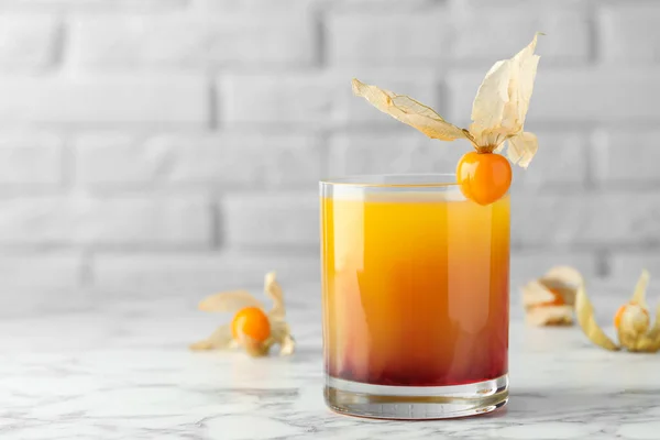 Delizioso Cocktail Decorato Con Frutta Physalis Sul Tavolo Marmo Bianco — Foto Stock