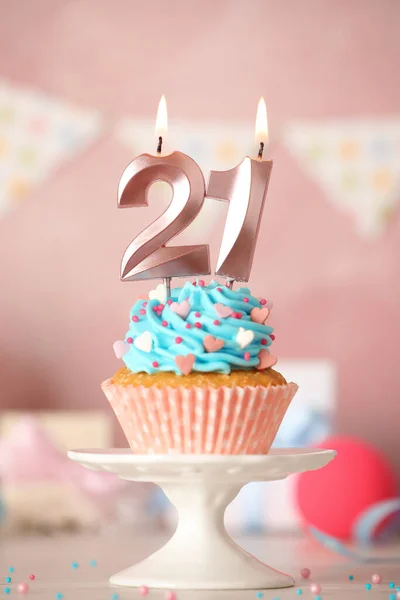 Geburtstag Köstlicher Cupcake Mit Zahlenförmigen Kerzen Für Coming Age Party — Stockfoto