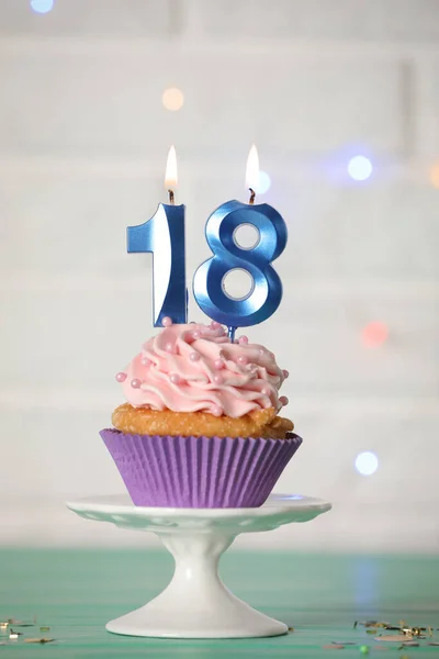 Geburtstag Köstlicher Cupcake Mit Zahlenförmigen Kerzen Für Coming Age Party — Stockfoto