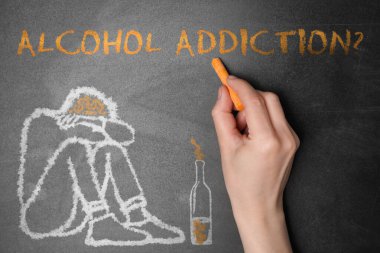 Alkol bağımlılığı mı? - Sana yardım edebiliriz. Tahtaya tebeşirle yazı yazan kadının yakın görüntüsü