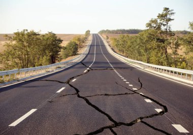 Depremden sonra asfalt yolda büyük çatlaklar oluştu.