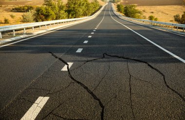 Depremden sonra asfalt yolda büyük çatlaklar oluştu.