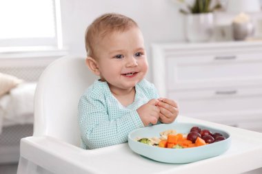 Şirin bebek yüksek sandalye evde
