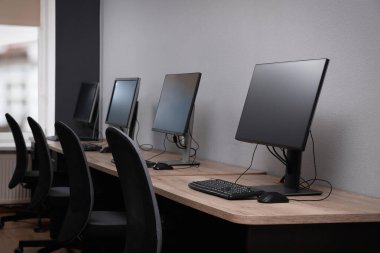 Açık uzay ofisindeki birçok modern bilgisayar