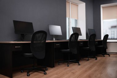 Açık uzay ofisindeki birçok modern bilgisayar