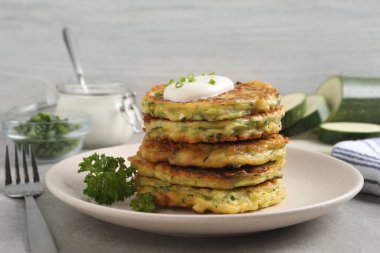 Gri masada ekşi kremalı lezzetli kabaklı börek.