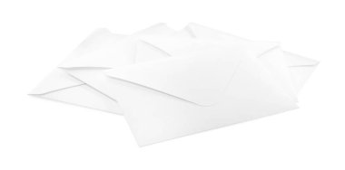 Beyaz arkaplanda bir yığın kağıt zarf