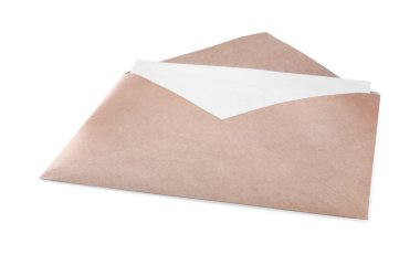 Üzerinde beyaz kart olan kahverengi kağıt zarf.
