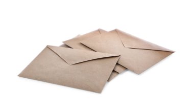 Beyaz arkaplanda kahverengi kağıt yığını