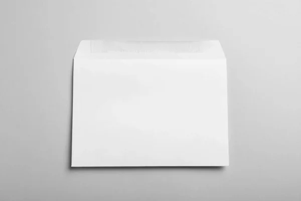 Envelope Papel Branco Fundo Cinza Claro Vista Superior — Fotografia de Stock