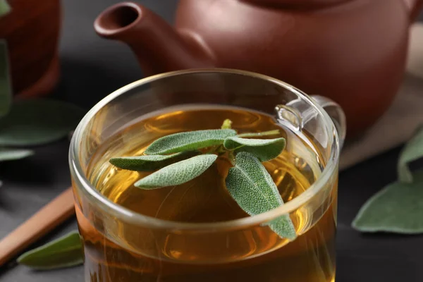 Tasse Aromatischer Salbeitee Mit Frischen Blättern Auf Dem Tisch Nahaufnahme — Stockfoto