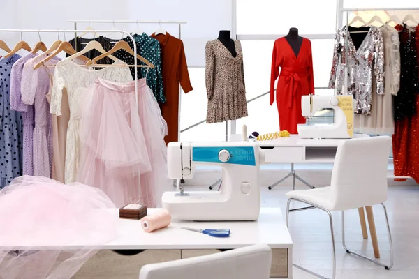 Atelier Couture Intérieur Avec Des Vêtements Équipements Féminins Élégants — Photo
