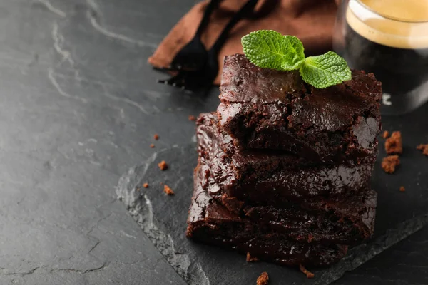 Deliciosos Brownies Chocolate Con Menta Fresca Mesa Negra Espacio Para — Foto de Stock