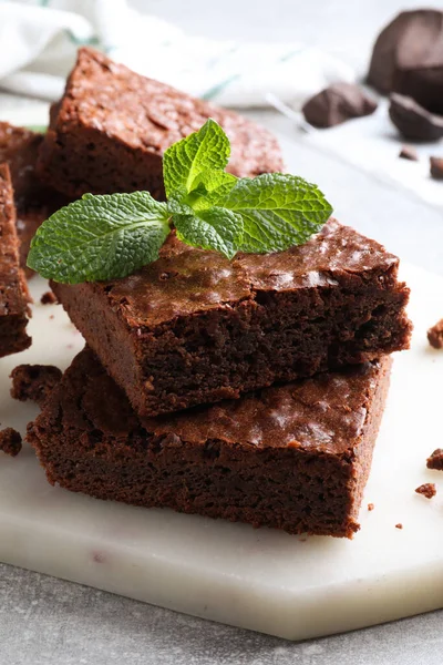 Heerlijke Chocolade Brownies Met Verse Munt Grijze Tafel Close — Stockfoto