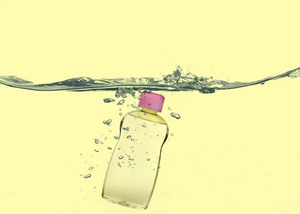 Fles Babyolie Water Tegen Gele Achtergrond — Stockfoto
