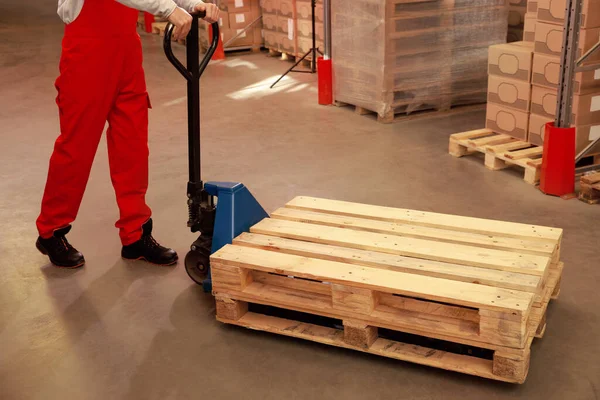 Depoda Manuel Forklift Ile Ahşap Paletler Taşıyan Işçiler Yakın Plan — Stok fotoğraf