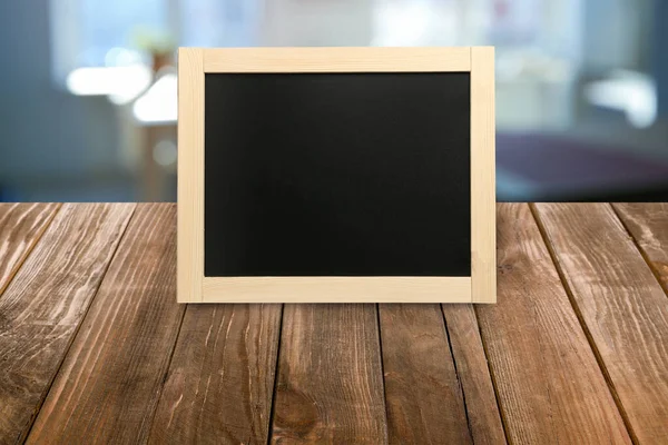 木制桌子上的小空白黑板 用于设计的模型 — 图库照片