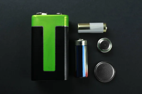 Verschiedene Arten Von Batterien Auf Schwarzem Hintergrund Flache Verlegung — Stockfoto