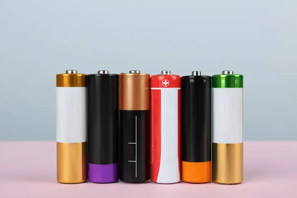 Viele Neue Batterien Auf Farbigem Hintergrund — Stockfoto