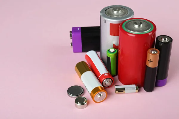 Verschillende Soorten Batterijen Roze Achtergrond Ruimte Voor Tekst — Stockfoto