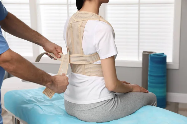 Ortopedista Ayudando Paciente Ponerse Corrector Postura Clínica Primer Plano Tratamiento —  Fotos de Stock