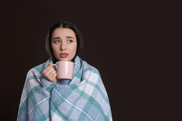 Jovem Envolta Cobertor Com Xícara Bebida Quente Sofrendo Frio Fundo — Fotografia de Stock