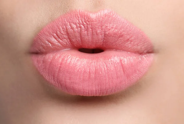 Widok Bliska Piękna Kobieta Puckering Usta Dla Pocałunek — Zdjęcie stockowe