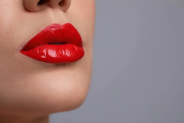 Vista Cerca Mujer Con Hermosos Labios Llenos Sobre Fondo Gris — Foto de Stock