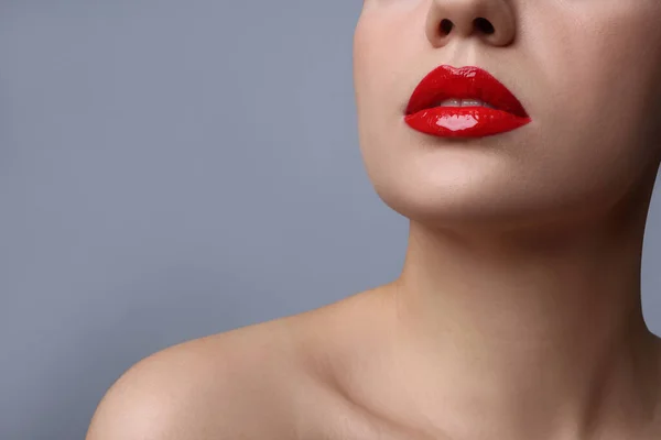 Vista Perto Mulher Com Belos Lábios Cheios Fundo Cinza Espaço — Fotografia de Stock