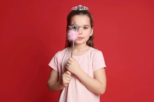 Roztomilá Dívka Diadému Kouzelnou Hůlkou Červeném Pozadí Malá Princezna — Stock fotografie