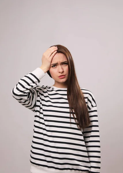 Vrouw Met Hoofdpijn Lichtgrijze Achtergrond Verkoudheid — Stockfoto