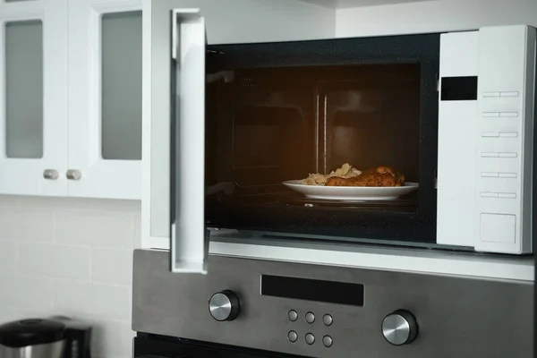 Open Microwave Oven Food White Shelf Kitchen — Stock Photo, Image