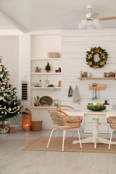 Accogliente Sala Pranzo Interno Con Albero Natale Arredamento Festivo — Foto Stock