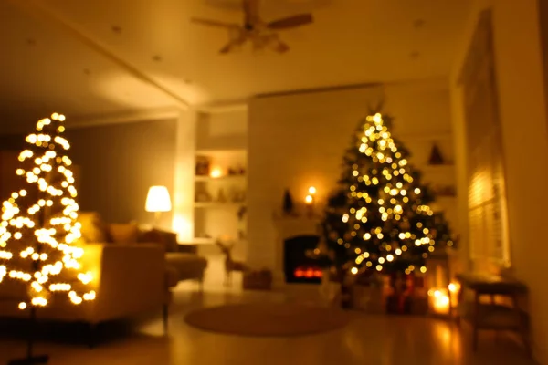 暖炉の近くにクリスマスツリーとフェスティバル装飾されたリビングルームのぼやけた景色 — ストック写真