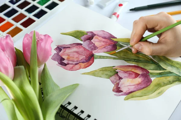 Femme Peinture Tulipes Dans Carnet Croquis Table Blanche Gros Plan — Photo