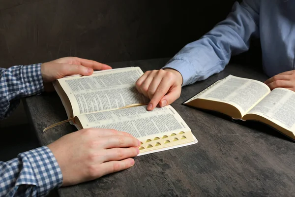 Nederig Paar Lezen Bijbels Aan Grijze Tafel Samen Close — Stockfoto