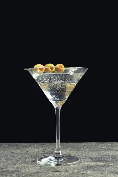 Martini Cocktail Mit Oliven Auf Grauem Tisch Vor Dunklem Hintergrund — Stockfoto