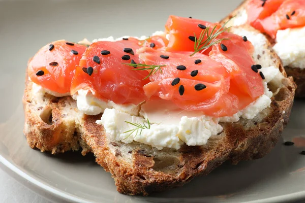 Delicioso Sándwich Con Queso Crema Salmón Semillas Sésamo Negro Plato —  Fotos de Stock