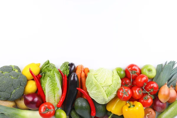 白色背景的新鲜成熟蔬菜和水果堆积如山 — 图库照片