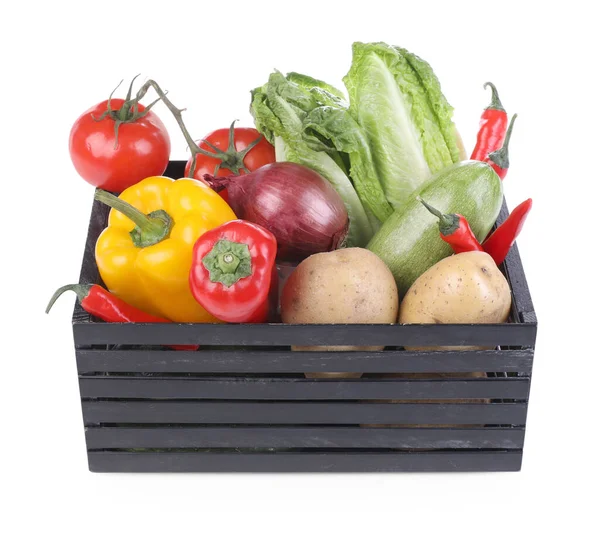 Caisse Avec Légumes Frais Mûrs Sur Fond Blanc — Photo
