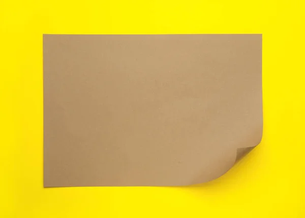 List Hnědého Papíru Žlutém Pozadí Horní Pohled — Stock fotografie