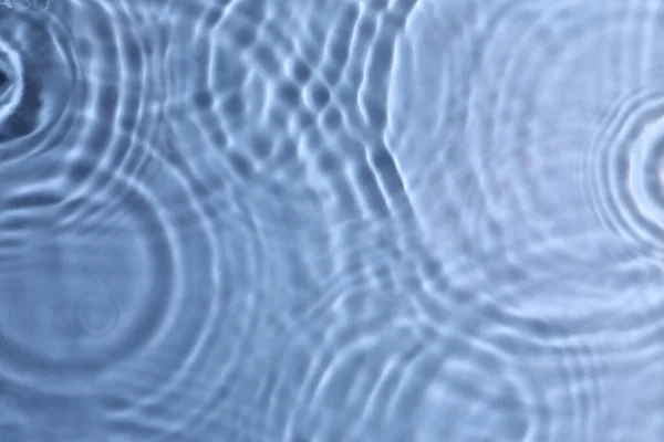 Крупним Планом Вид Воду Рваною Поверхнею Синьому Фоні — стокове фото