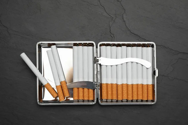 Stijlvolle Hoes Met Sigaretten Zwarte Tafel Bovenaanzicht — Stockfoto