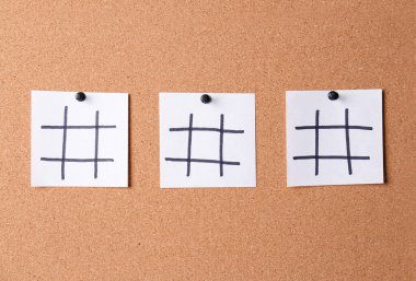 Mantar panoya yapıştırılmış hashtag sembolleri olan beyaz not kağıtları