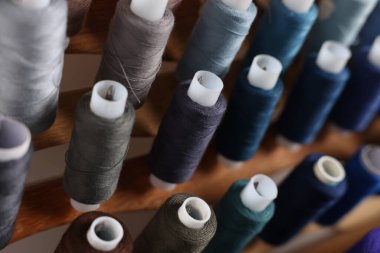 Renkli iplikler stantta, yakın plan. Terzi aksesuarı