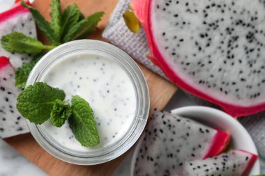 Lezzetli pitahaya smoothie, meyveler ve beyaz mermer masa üzerinde taze nane, düz uzanmış