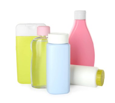 Beyaz arka planda bebek kozmetik ürünleri şişeleri